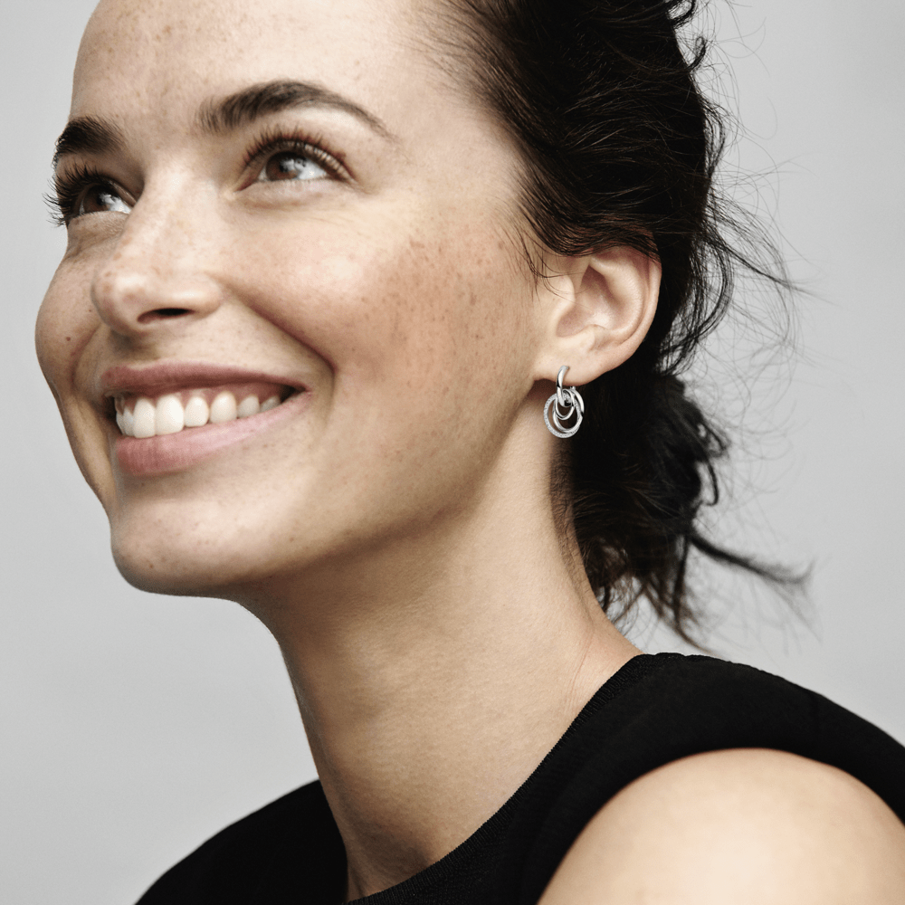 Brincos de argola circundados familia para sempre