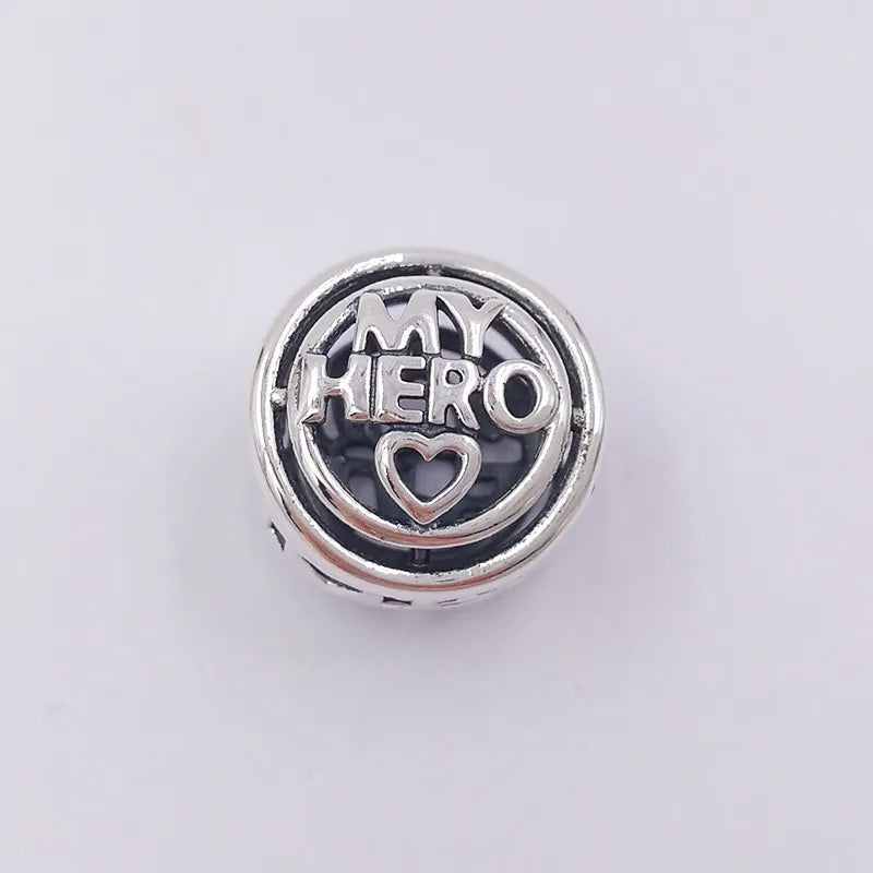 Charm céu aberto do herói da mãe