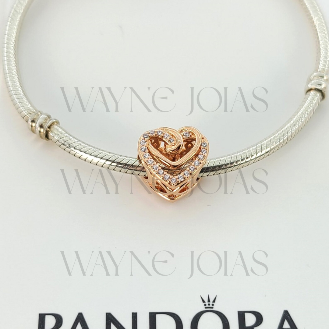 Charm de corações entrelaçados cintilantes