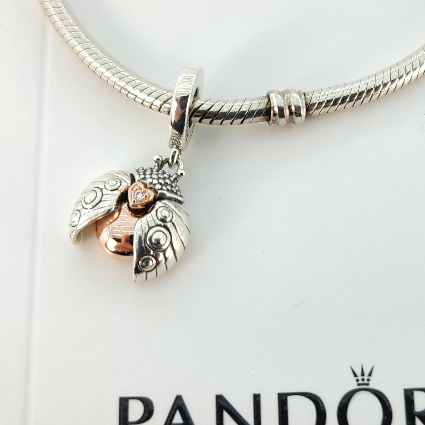 Charm de Joaninha e Coração - Charm Club Edição 2022