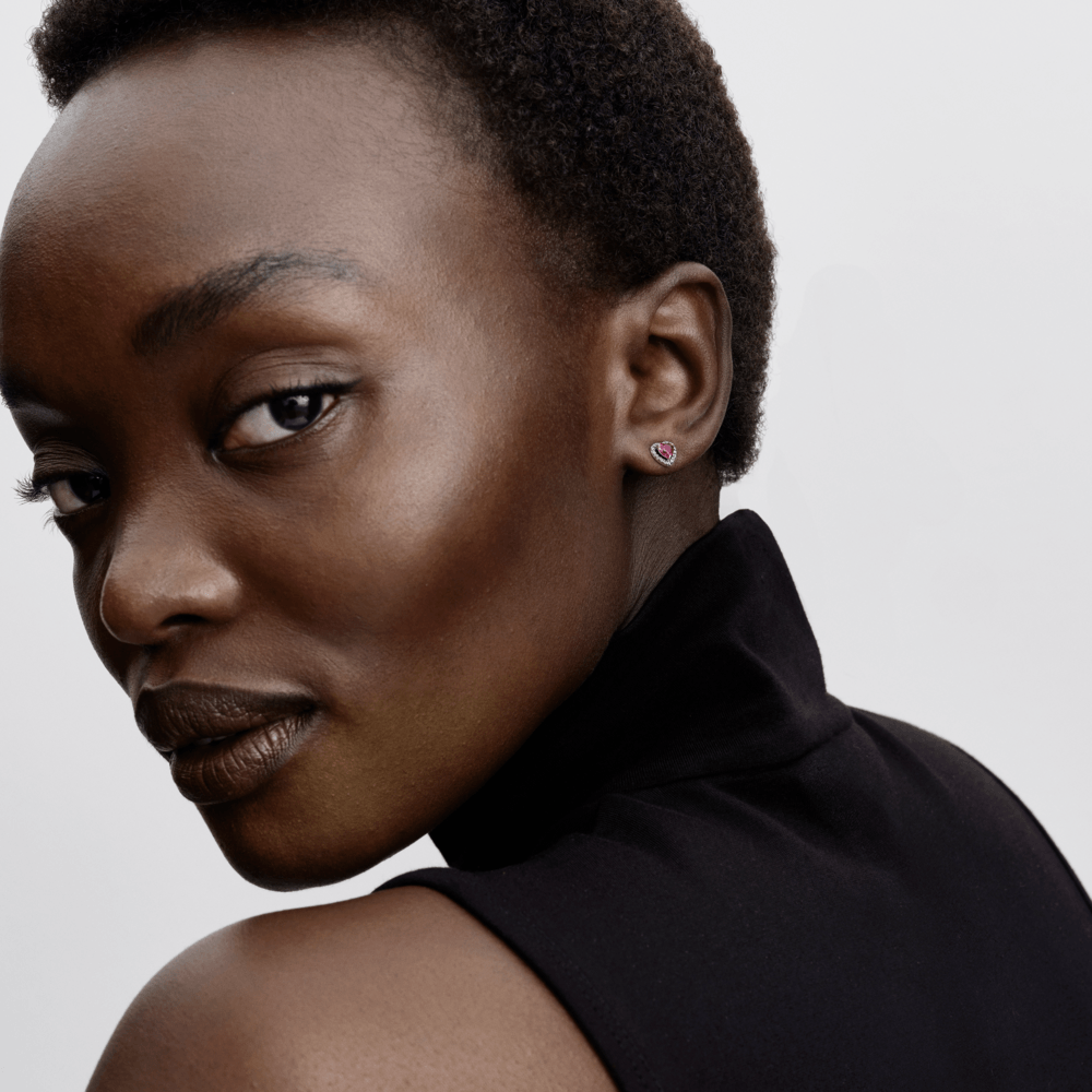 Brinco Prata Pequeno Coração Vermelho Elevado